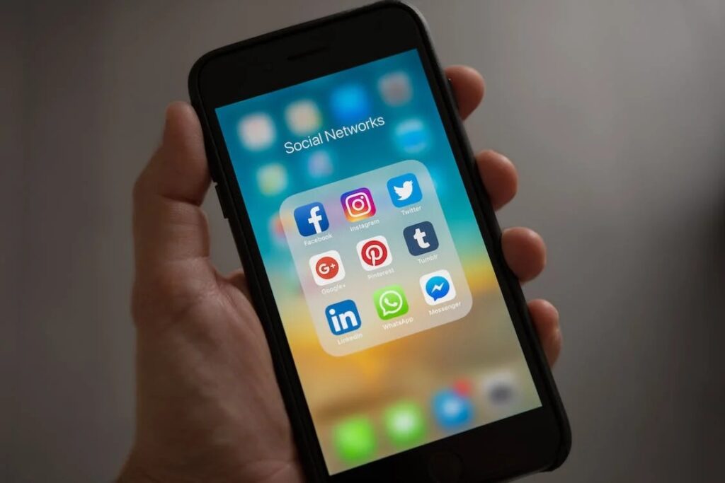 3 maneiras de se beneficiar em redes sociais com o uso do Chat GPT 5 redes